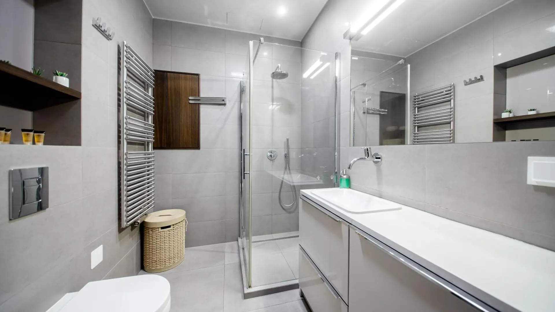 Apartamenty w Sky Tower Wrocław 0*,  Polska